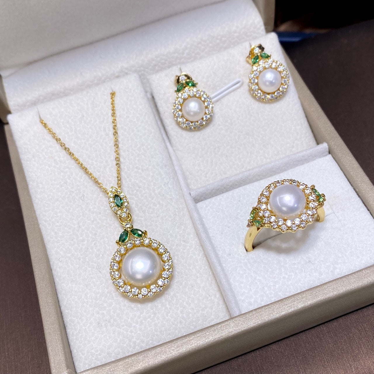 Luxurious Freshwater Pearl Jewelry Set