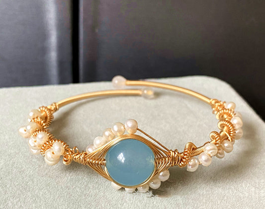 Elevate your look with our sapphire and pearl gold bracelet. Its timeless design and elegant combination of gemstones make it the perfect accessory for any occasion. Shop now!