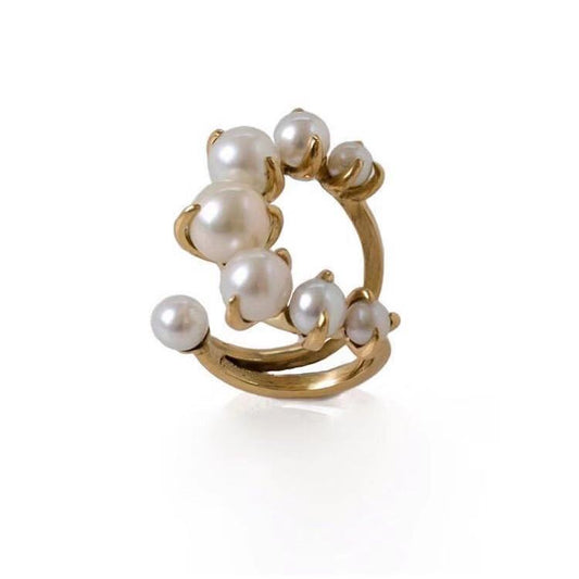 Looking for a unique and elegant accessory to elevate your look? Our gradient crescent pearl ring is perfect! Shop now and add a touch of sophistication to any outfit.