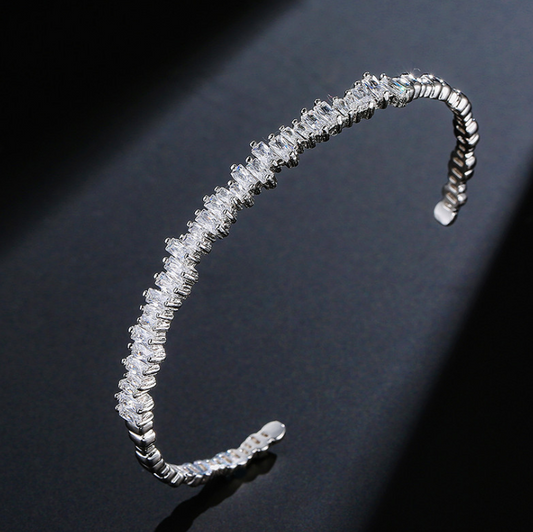 Trendy Women's Bracelet: Sparkling Zircon Bracelet for Fashionable Elegance