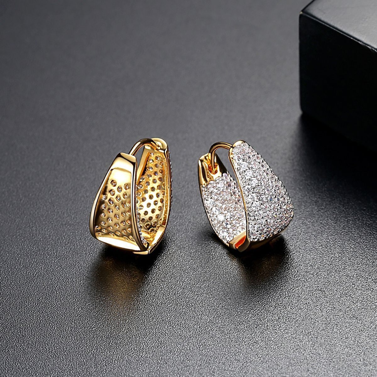 Elevate your style with our 18k gold-plated pave zircon earrings. The perfect combination of elegance and glamour, these stunning earrings add a dazzling touch of sparkle to any outfit.
