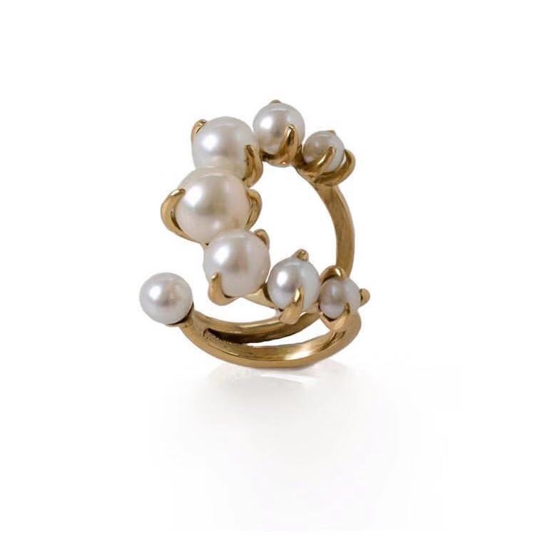 Looking for a unique and elegant accessory to elevate your look? Our gradient crescent pearl ring is perfect! Shop now and add a touch of sophistication to any outfit.